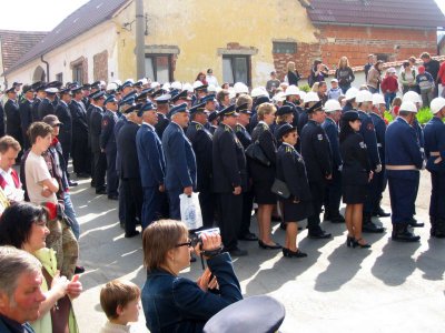Hasiči s úctou přihlížejí