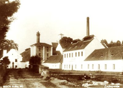 Historická pohlednice Žichovic. V popředí budova lihovaru