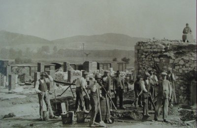 Stavba kruhové pece v Žichovicích v roce 1929