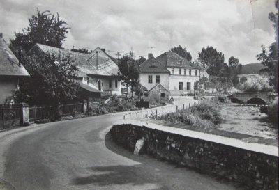 Pohled od kamenného mostu směr - Místní národní výbor Žichovice