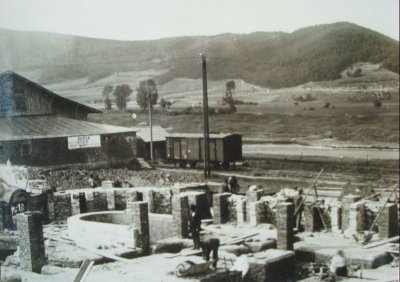Stavba kruhové pece pohled na vlečku (1929)